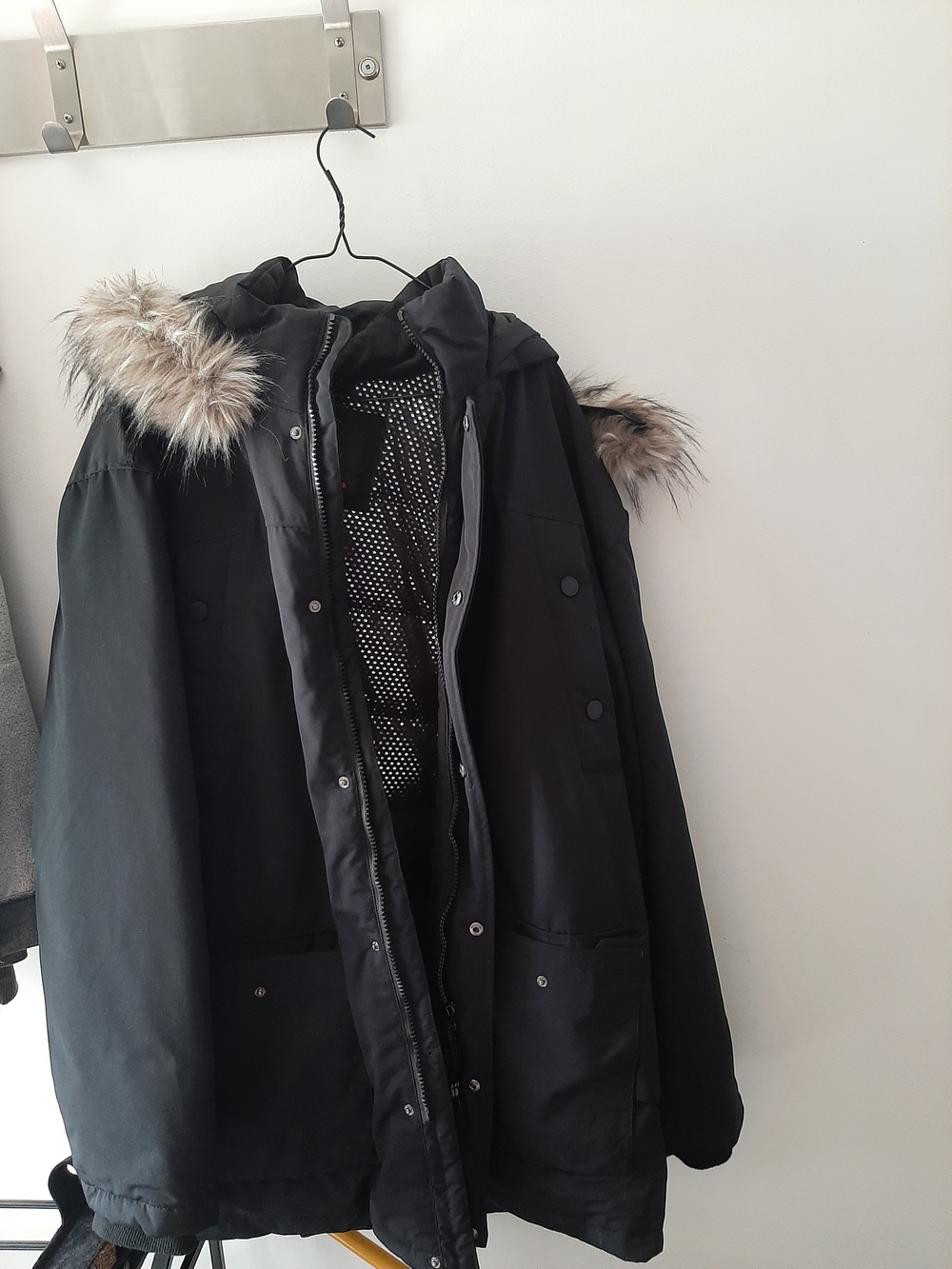 Men's Black Insulated Hooded Puffer Jacket with Faux-Fur Trim
